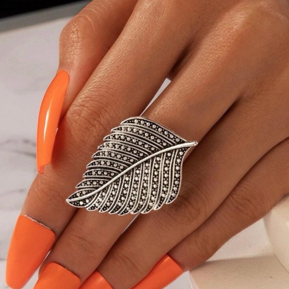 Silver & Black Leaf Ring Size 7